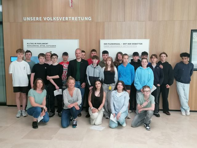 Schüler*innen zu Besuch  im Landtag