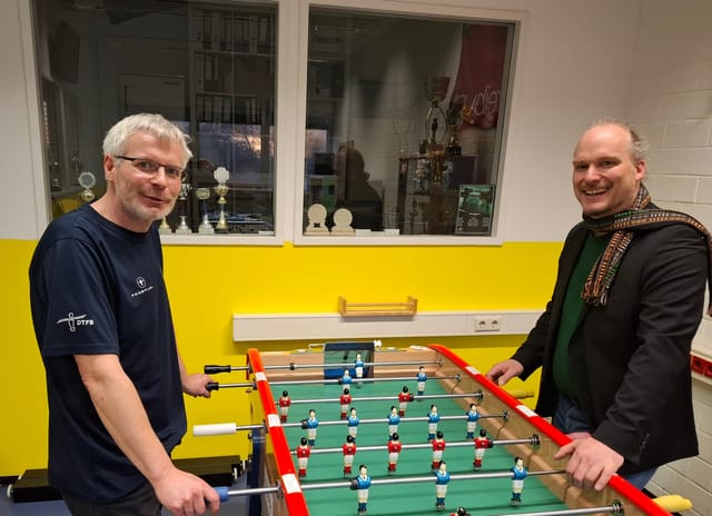Rüdiger Tonojan MdL informiert sich über Tischfußball-Inklusionsliga